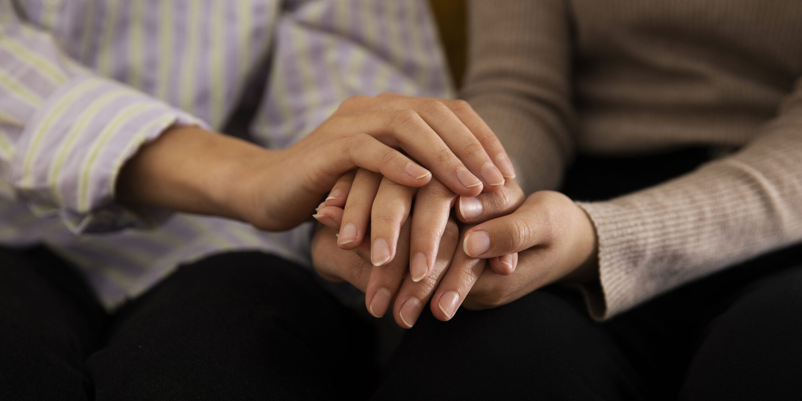 composicion-manos-sobre-soporte